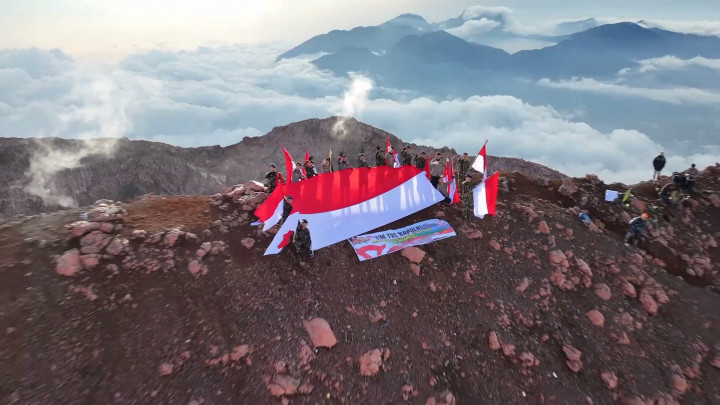 Sambut HUT RI, Polisi Kibarkan Bendera Merah Putih di Puncak Kerinci