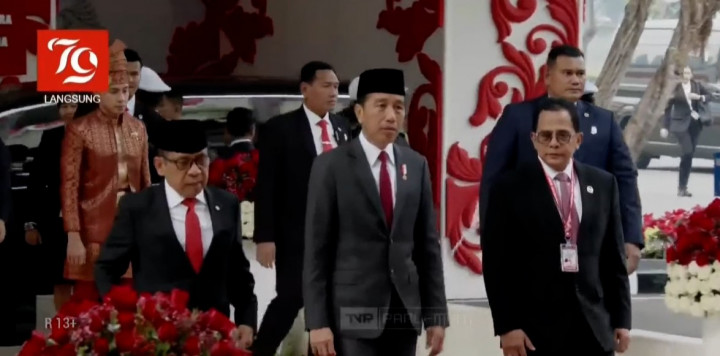 Kenakan Jas Formal, Jokowi Hadiri Sidang Paripurna RAPBN 2025