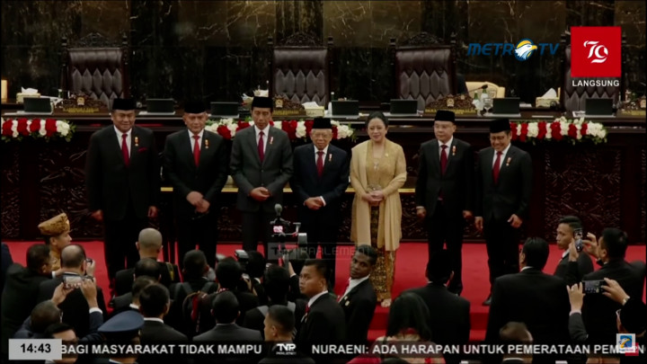 Puan Maharani Ajak Jokowi dan Ma’ruf Amin Berfoto Usai Sidang Paripurna RAPBN 2025