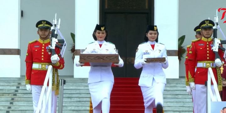 Momen Penyerahan Bendera Pusaka dan Teks Proklamasi ke Mimbar Kehormatan