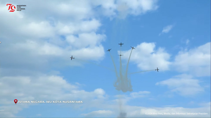 Jelang Upacara Penurunan Bendera, Tim Aerobatik Jupiter Hiasi Langit IKN
