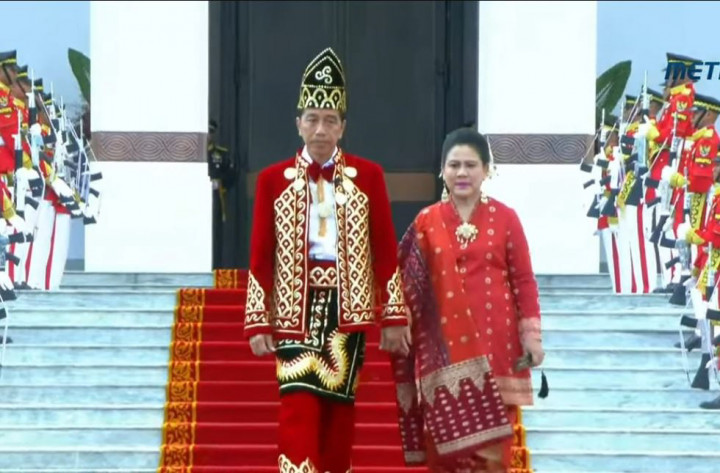 Upacara Penurunan Bendera, Jokowi Pakai Baju Adat Banjar, Kalsel