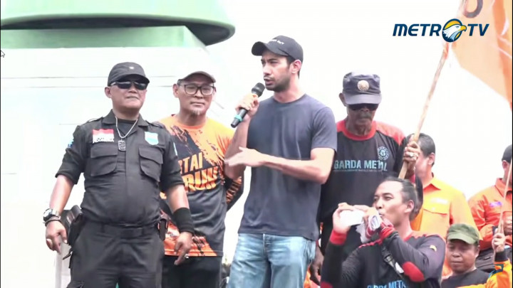 Momen Aktor Reza Rahardian Orasi Tolak RUU Pilkada