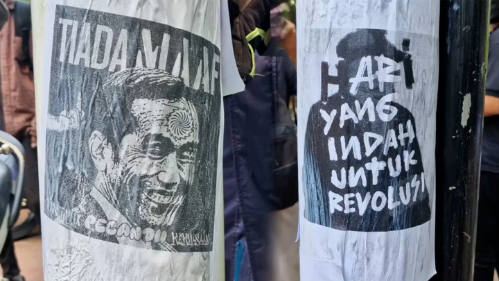 Poster Tiada Maaf Bagi Jokowi Terpampang di Sepanjang Jalan Menuju DPR