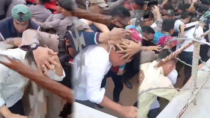 Datangi Massa Aksi, Habiburokhman dan Achmad Baidowi Dilempari Botol