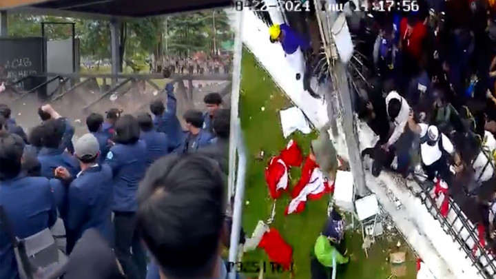 Detik-detik Pintu Gerbang DPR Dijebol Mahasiswa