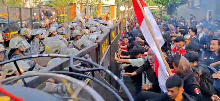 Aksi Tolak RUU Pilkada di Belakang DPR Ricuh, Botol hingga Batu Dilemparkan