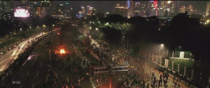 Polisi Pukul Mundur Massa Aksi Depan DPR