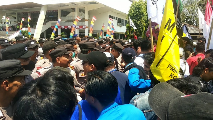 Ribuan Mahasiswa Demo di DPRD Lampung, Sempat Ricuh dengan Polisi