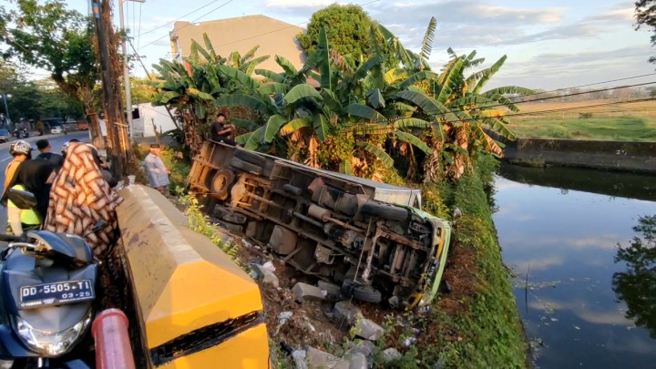 Hilang Kendali, Truk Pengangkut Barang di Maros Terjun ke Saluran Jembatan