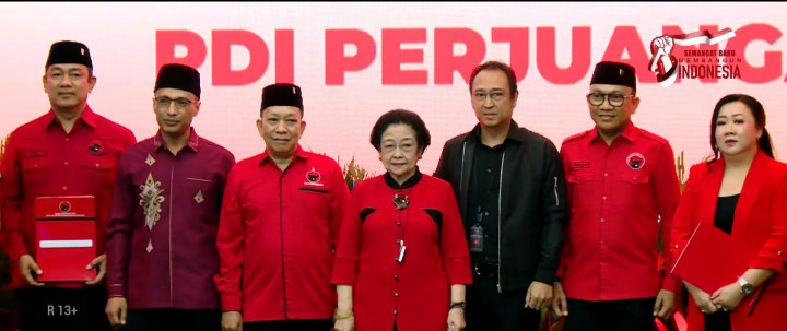 Megawati Menyerahkan Surat Rekomendasi Calon Kepala Daerah PDIP Pilkada 2024
