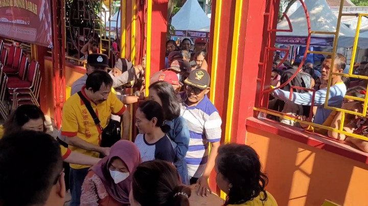 Demi Beras Gratis, Ratusan Warga di Pati Rela Berdesak-desakan