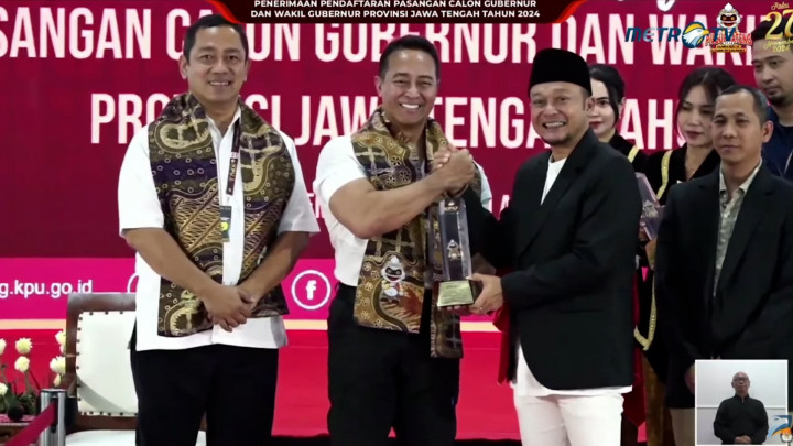 Momen Andika Perkasa-Hendrar Prihadi Mendaftar ke KPU Jateng