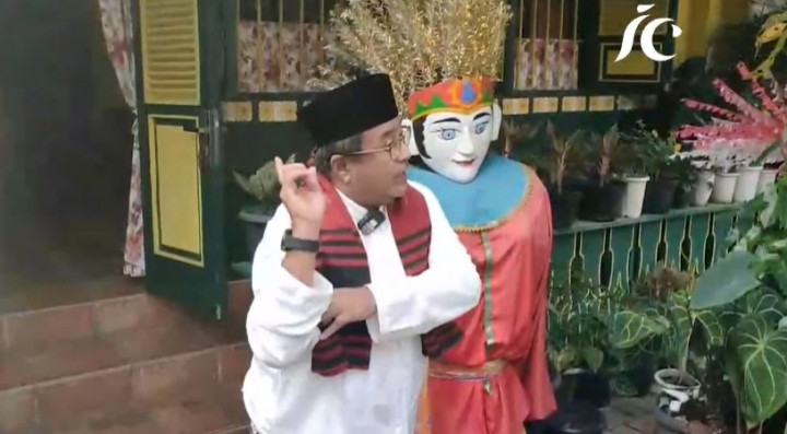 Rano Karno Kenakan Baju Sadariah saat Daftar ke KPUD Jakarta