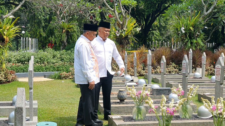Ziarah ke Makam Orang Tua, Ilham Habibie Bicara Komitmen Melanjutkan Perjuangan
