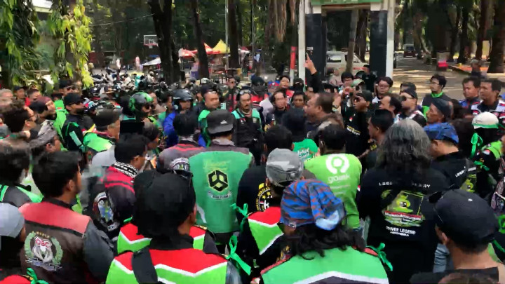 Tuntut Keadilan, Ratusan Pengemudi Ojol Mogok Ngojek