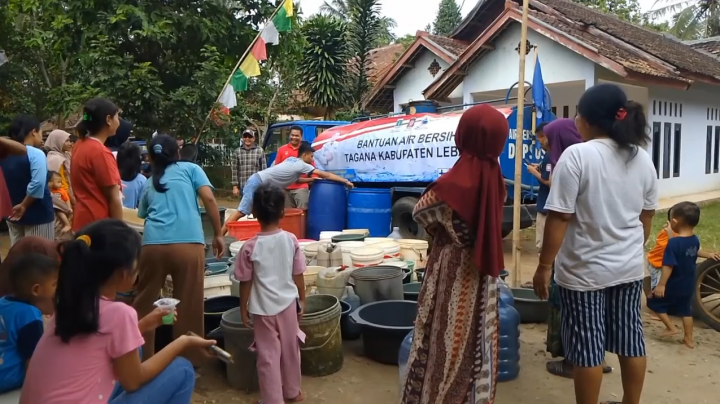 Kesulitan Air Bersih, Warga Lebak Antre Bantuan Air Bersih