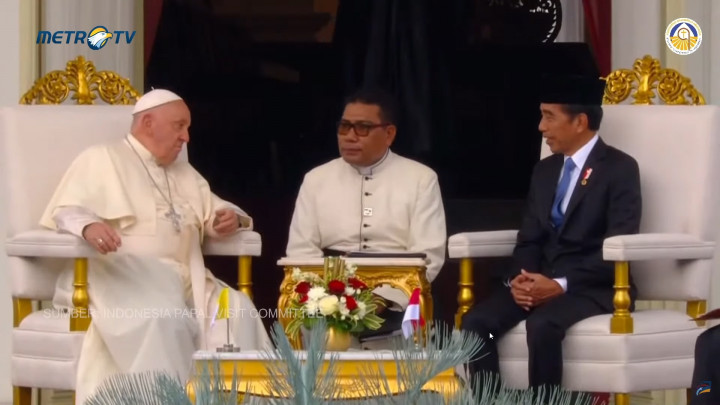 Presiden Jokowi Sambut Hangat Paus Fransiskus