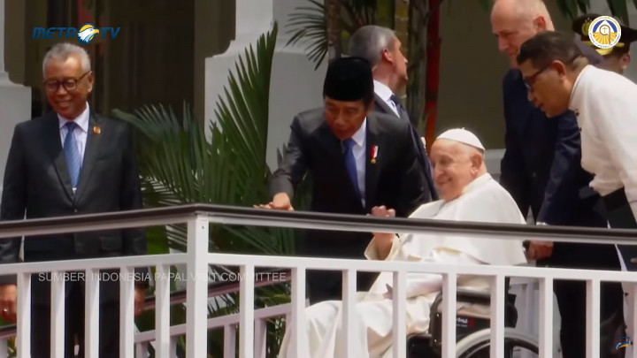 Paus Fransiskus Disambut Anak-anak di Istana Merdeka
