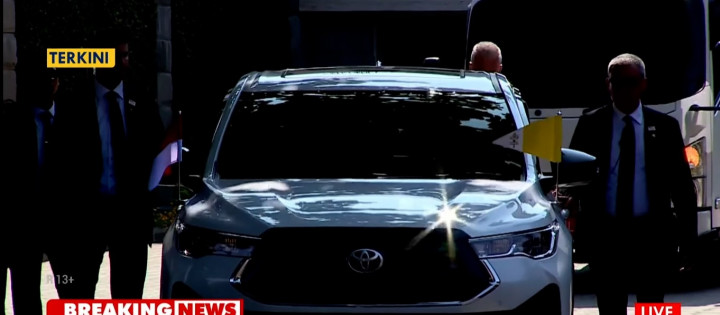 Temui Tokoh Lintas Agama, Paus Fransiskus Berangkat Menuju Masjid Istiqlal Jakarta