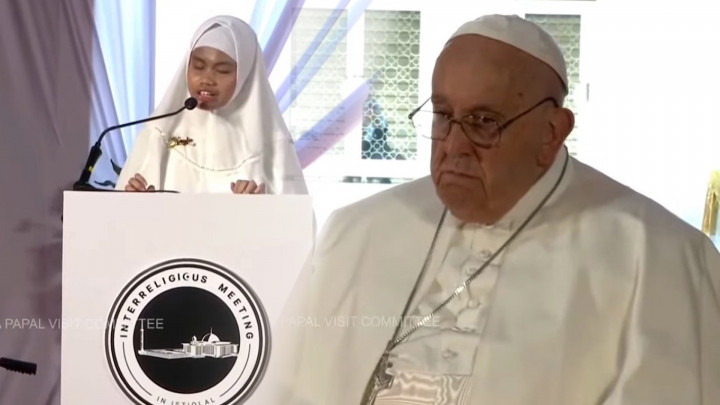 Momen Paus Fransiskus Dengarkan Lantunan Ayat Al-Qur’an di Masjid Istiqlal
