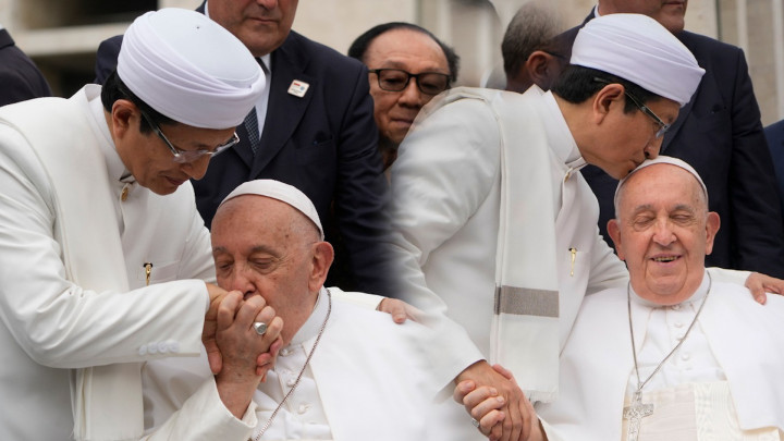 Momen Paus Fransiskus Cium Tangan Imam Besar Masjid Istiqlal