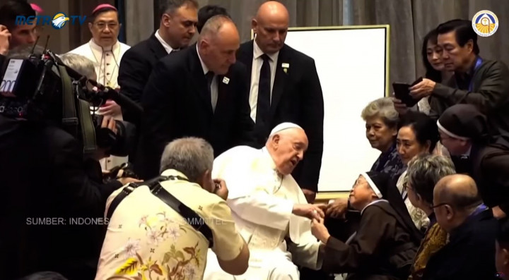 Paus Fransiskus Bertemu Kelompok Disabilitas, Berikan Cenderamata