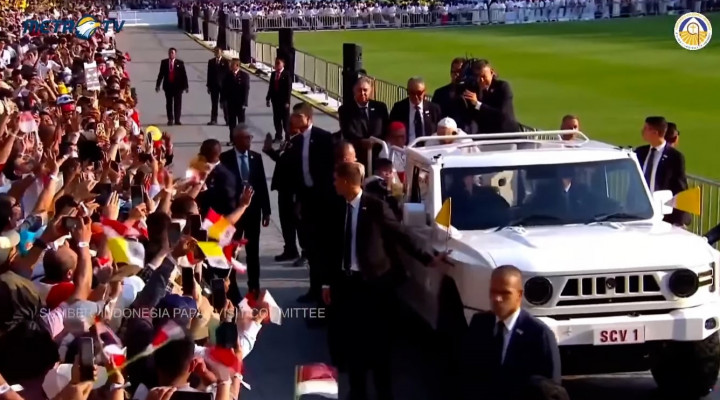 Momen Paus Fransiskus Hentikan Maung untuk Doakan Anak-anak