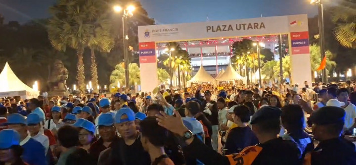 Usai Hadiri Misa Akbar, Ribuan Umat Katolik Diselimuti Haru