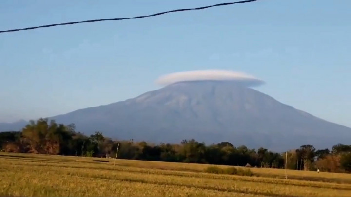 Puncak Gunung Lawu Bertopi, BPBD Magetan: Bahaya Bagi Penerbangan