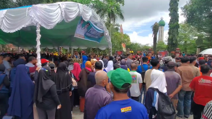 Demi Mendapat Sembako Gratis, Warga Rela Menunggu Berjam-Jam