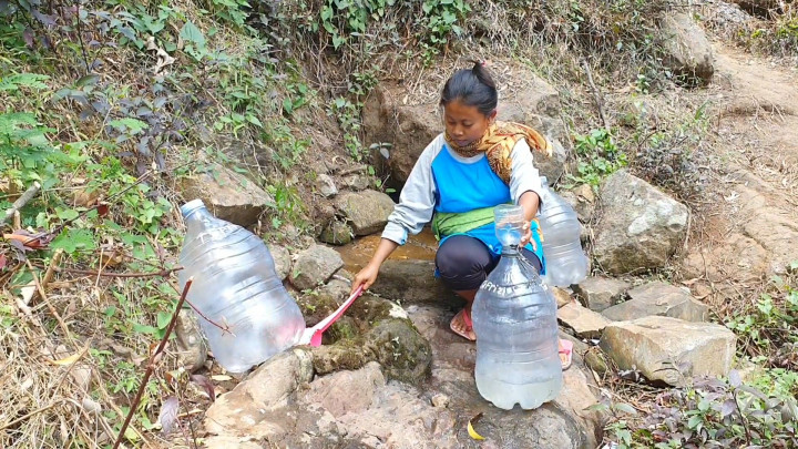Demi Air Bersih, Warga Pulomerak Banten Berburu hingga ke Hutan
