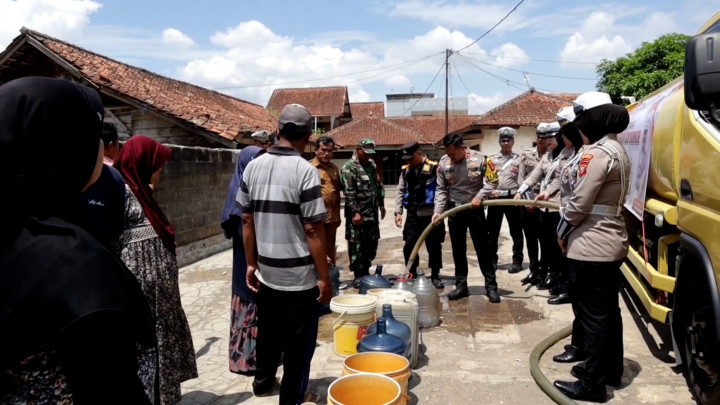 Kemarau Melanda, Ratusan Warga di Rancaekek Berebut Air Bersih