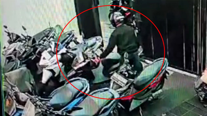 Terekam CCTV! Curanmor Gasak 2 Unit Sepada Motor di Indekos