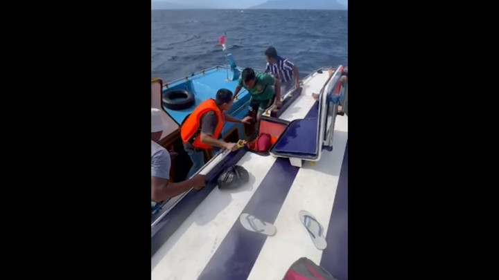 Tim Sar Evakuasi Puluhan Penumpang Speedboat Mati Mesin di Ternate