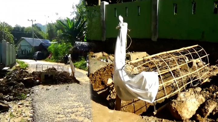 Protes Jalan Rusak Akibat Tambang Galian C, Warga di Polman Pasang Keranda di Jalan