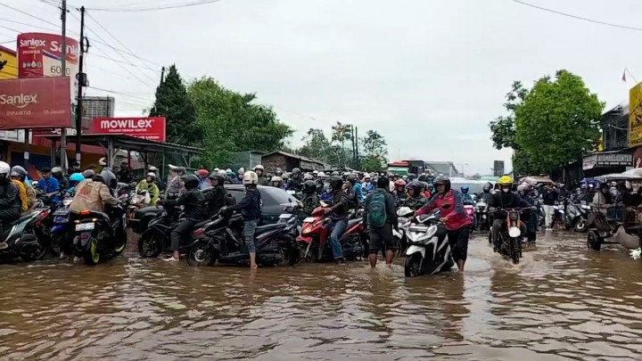Banjir Rendam Jalan Utama Dayeuhkolot, Warga Terjebak Macet hingga 3 Jam!