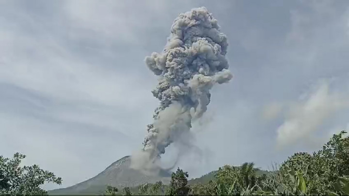 Dampak Erupsi Gunung Lewotobi, Dua Bandara di NTT Ditutup