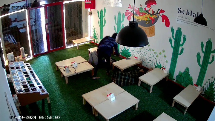 Viral! Aksi Pencurian Ponsel Terekam CCTV di Bekasi