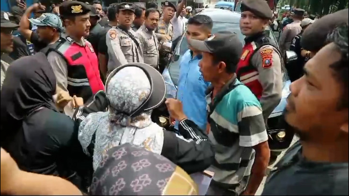 Tuntut Perbaikan Jalan, Ratusan Warga dan Polisi Bentrok di Asahan Sumut