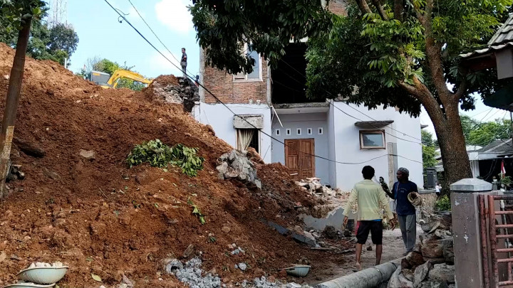 Timpa Rumah Warga, Lahan Perumahan Baru di Pudakpayung Semarang Longsor