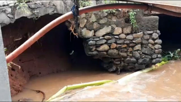 Tergerus Aliran Kali, Jembatan di Jatiasih Terancam Ambrol