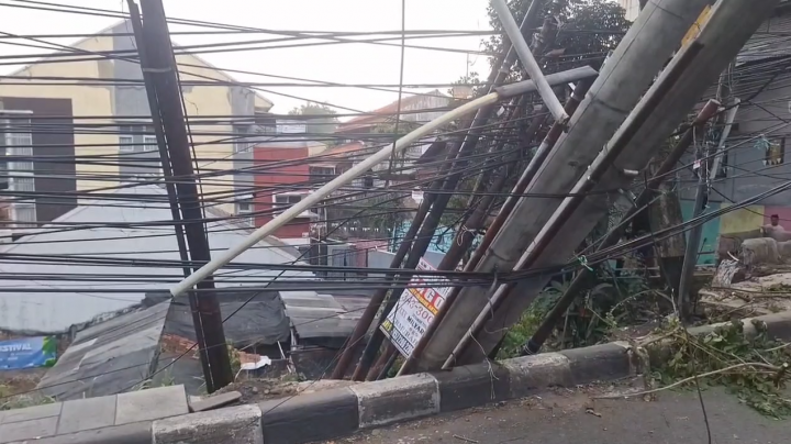 Kirmir Ambrol Timpa Rumah Warga di Bandung