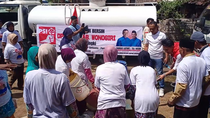Akibat Krisis Air, DPD PSI Wonogiri Salurkan 140 Tangki Air Bersih
