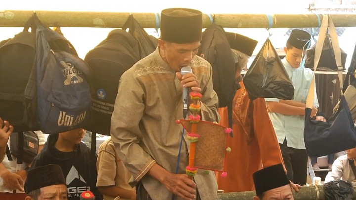 Unik! Tradisi Zikir Maulid Nabi di Lebak Gunakan Kipas