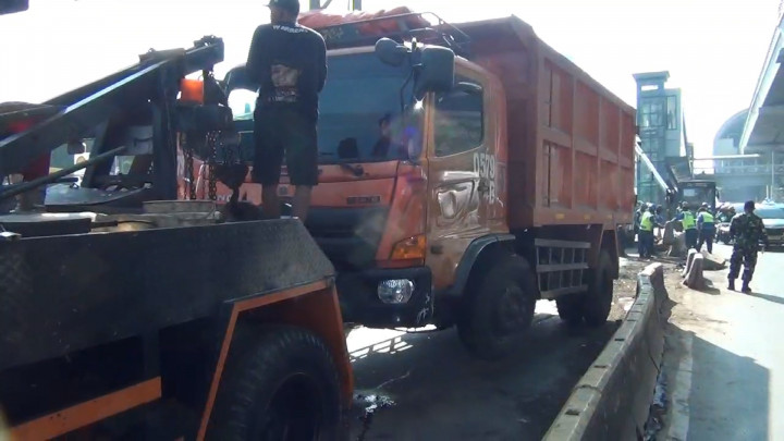 Kecelakaan Truk Timbulkan Kemacetan Parah di Jalan Gatot Subroto