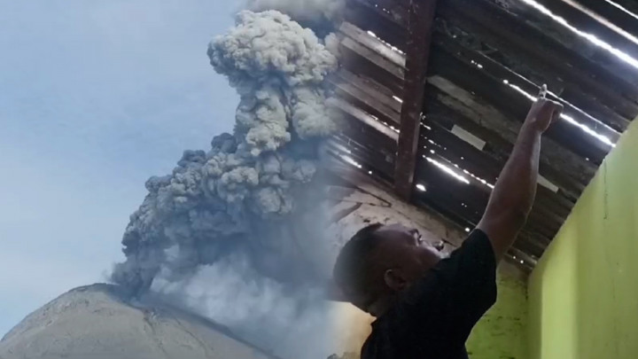 Dampak Erupsi Gunung Lewotobi, Atap Rumah Warga Rusak dan Bocor