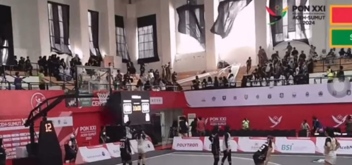 Angin Kencang Rusak Venue PON XXI, Penonton Terluka