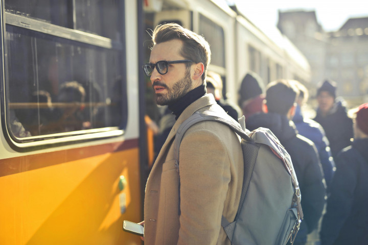 Berangkat Kantor dengan Kereta? Ini 5 Tips Aman Naik Kereta!