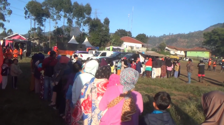Demi Minuman Hangat, Pengungsi Gempa di Bandung Rela Antre Panjang
